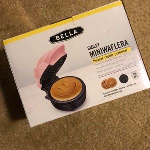 Bella mini smiley face waffle maker